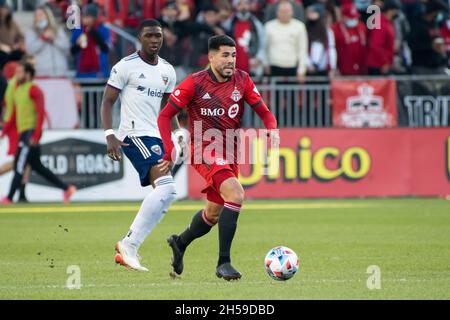 Toronto, Kanada. November 2021. Alejandro Pozuelo (C) vom FC Toronto beim MLS-Spiel zwischen dem FC Toronto und DC United im BMO Field in Aktion gesehen (Endstand; Toronto FC 1-3 DC United) Credit: SOPA Images Limited/Alamy Live News Stockfoto