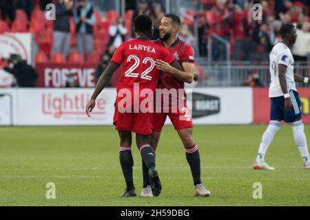 Toronto, Kanada. November 2021. Justin Morrow (C) und Richie Laryea (L) vom FC Toronto feiern ein Tor während des MLS-Spiels zwischen dem FC Toronto und DC United im BMO Field (Endstand; Toronto FC 1-3 DC United) Credit: SOPA Images Limited/Alamy Live News Stockfoto