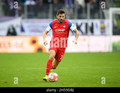 Aue, Deutschland. November 2021. Fußball: 2. Bundesliga, Erzgebirge Aue - 1. FC Heidenheim, Matchday 13, Erzgebirgsstadion. Heidenheims Marnon Busch spielt den Ball. Kredit: Robert Michael/dpa-Zentralbild/dpa - WICHTIGER HINWEIS: Gemäß den Bestimmungen der DFL Deutsche Fußball Liga und/oder des DFB Deutscher Fußball-Bund ist es untersagt, im Stadion und/oder vom Spiel aufgenommene Fotos in Form von Sequenzbildern und/oder videoähnlichen Fotoserien zu verwenden oder zu verwenden./dpa/Alamy Live News Stockfoto