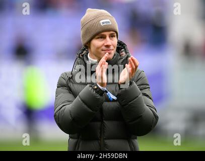 Aue, Deutschland. November 2021. Fußball: 2. Bundesliga, Erzgebirge Aue - 1. FC Heidenheim, Matchday 13, Erzgebirgsstadion. Aue-Spieler Clemens Fandrich, der für 7 Monate gesperrt wurde, ist nach dem Sieg auf dem Feld. Kredit: Robert Michael/dpa-Zentralbild/dpa - WICHTIGER HINWEIS: Gemäß den Bestimmungen der DFL Deutsche Fußball Liga und/oder des DFB Deutscher Fußball-Bund ist es untersagt, im Stadion und/oder vom Spiel aufgenommene Fotos in Form von Sequenzbildern und/oder videoähnlichen Fotoserien zu verwenden oder zu verwenden./dpa/Alamy Live News Stockfoto