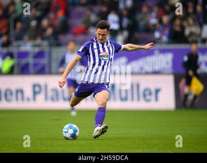 Aue, Deutschland. November 2021. Fußball: 2. Bundesliga, Erzgebirge Aue - 1. FC Heidenheim, Matchday 13, Erzgebirgsstadion. Aues Omar Sijaric spielt den Ball. Kredit: Robert Michael/dpa-Zentralbild/dpa - WICHTIGER HINWEIS: Gemäß den Bestimmungen der DFL Deutsche Fußball Liga und/oder des DFB Deutscher Fußball-Bund ist es untersagt, im Stadion und/oder vom Spiel aufgenommene Fotos in Form von Sequenzbildern und/oder videoähnlichen Fotoserien zu verwenden oder zu verwenden./dpa/Alamy Live News Stockfoto