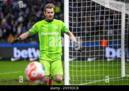 Berlin, Deutschland. November 2021. Fußball: Bundesliga, Hertha BSC - Bayer Leverkusen, Matchday 11, Olympiastadion. Bayer Leverkusen-Torhüter Lukas Hradecky läuft zum Ball. Quelle: Andreas Gora/dpa - WICHTIGER HINWEIS: Gemäß den Bestimmungen der DFL Deutsche Fußball Liga und/oder des DFB Deutscher Fußball-Bund ist es untersagt, im Stadion und/oder vom Spiel aufgenommene Fotos in Form von Sequenzbildern und/oder videoähnlichen Fotoserien zu verwenden oder zu verwenden./dpa/Alamy Live News Stockfoto