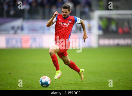 Aue, Deutschland. November 2021. Fußball: 2. Bundesliga, Erzgebirge Aue - 1. FC Heidenheim, Matchday 13, Erzgebirgsstadion. Heidenheims Marnon Busch spielt den Ball. Kredit: Robert Michael/dpa-Zentralbild/dpa - WICHTIGER HINWEIS: Gemäß den Bestimmungen der DFL Deutsche Fußball Liga und/oder des DFB Deutscher Fußball-Bund ist es untersagt, im Stadion und/oder vom Spiel aufgenommene Fotos in Form von Sequenzbildern und/oder videoähnlichen Fotoserien zu verwenden oder zu verwenden./dpa/Alamy Live News Stockfoto