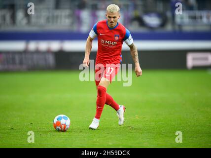 Aue, Deutschland. November 2021. Fußball: 2. Bundesliga, Erzgebirge Aue - 1. FC Heidenheim, Matchday 13, Erzgebirgsstadion. Heidenheims Florian Pick spielt den Ball. Kredit: Robert Michael/dpa-Zentralbild/dpa - WICHTIGER HINWEIS: Gemäß den Bestimmungen der DFL Deutsche Fußball Liga und/oder des DFB Deutscher Fußball-Bund ist es untersagt, im Stadion und/oder vom Spiel aufgenommene Fotos in Form von Sequenzbildern und/oder videoähnlichen Fotoserien zu verwenden oder zu verwenden./dpa/Alamy Live News Stockfoto