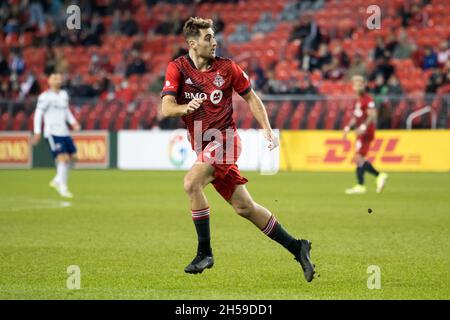Toronto, Kanada. November 2021. Jordan Perruzza (No. 77) vom FC Toronto beim MLS-Spiel zwischen dem FC Toronto und DC United im BMO Field in Aktion gesehen (Endstand; Toronto FC 1-3 DC United) Credit: SOPA Images Limited/Alamy Live News Stockfoto
