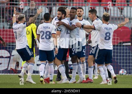 Toronto, Kanada. November 2021. DC United Spieler feiern ein Tor während des MLS-Spiels zwischen dem FC Toronto und DC United im BMO Field (Endstand; Toronto FC 1-3 DC United) (Foto von Angel Marchini/SOPA Images/Sipa USA) Credit: SIPA USA/Alamy Live News Stockfoto