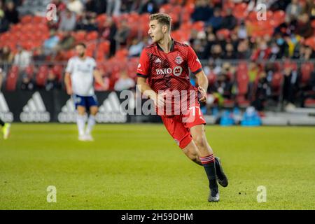 Toronto, Kanada. November 2021. Jordan Perruzza (No. 77) vom FC Toronto während des MLS-Spiels zwischen dem FC Toronto und DC United im BMO Field (Endstand; Toronto FC 1-3 DC United) (Foto von Angel Marchini/SOPA Images/Sipa USA) Credit: SIPA USA/Alamy Live News Stockfoto