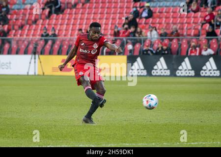 Toronto, Kanada. November 2021. Richie Laryea (No.22) vom FC Toronto während des MLS-Spiels zwischen dem FC Toronto und DC United im BMO Field (Endstand; Toronto FC 1-3 DC United) (Foto von Angel Marchini/SOPA Images/Sipa USA) Credit: SIPA USA/Alamy Live News Stockfoto
