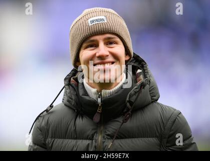 Aue, Deutschland. November 2021. Fußball: 2. Bundesliga, Erzgebirge Aue - 1. FC Heidenheim, Matchday 13, Erzgebirgsstadion. Aue-Spieler Clemens Fandrich, der für 7 Monate gesperrt wurde, ist nach dem Sieg auf dem Feld. Kredit: Robert Michael/dpa-Zentralbild/dpa - WICHTIGER HINWEIS: Gemäß den Bestimmungen der DFL Deutsche Fußball Liga und/oder des DFB Deutscher Fußball-Bund ist es untersagt, im Stadion und/oder vom Spiel aufgenommene Fotos in Form von Sequenzbildern und/oder videoähnlichen Fotoserien zu verwenden oder zu verwenden./dpa/Alamy Live News Stockfoto