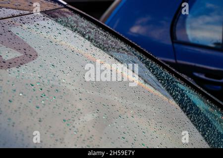 Berlin, Deutschland. November 2021. Ein Regenbogen spiegelt sich in einem regnerischen Autofenster. Quelle: Gerald Matzka/dpa/Alamy Live News Stockfoto