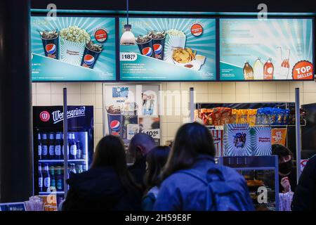 Berlin, Deutschland. November 2021. An der Bar im Kino der Kulturbrauerei stehen die Leute Schlange, um Getränke und Snacks zu kaufen. Quelle: Gerald Matzka/dpa/Alamy Live News Stockfoto