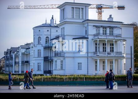 Heiligendamm, Deutschland. Oktober 2021. Die ersten Häuser der sogenannten Perlenkette am Ostseestrand von Heiligendamm wurden saniert. Die Perlenkette besteht aus sieben Strandvillen an der Küste östlich des Grand Hotels. Jahrzehntelang waren die historischen Villen und Behausungen, die Mitte des 19. Jahrhunderts erbaut wurden, unbewohnt und verfiel. (To dpa 'Heiligendamm: Fünfte Villa der Perlenkette wird bald komplett restauriert') Quelle: Jens Büttner/dpa-Zentralbild/dpa/Alamy Live News Stockfoto