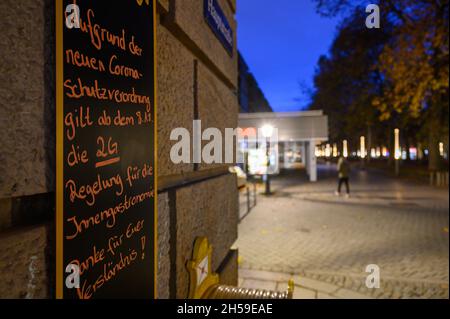 Dresden, Deutschland. November 2021. Ein Schild vor einem Café weist auf die 2G-Regel hin. Sachsen wird die 2G-Regel ab 08.11.2021 in Teilen des öffentlichen Lebens umsetzen. Dies ist der zentrale Punkt der neuen Corona-Schutzverordnung, die das Landeskabinett am 5. November in Dresden beschlossen hat. Quelle: Robert Michael/dpa-Zentralbild/dpa/Alamy Live News Stockfoto