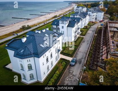 Heiligendamm, Deutschland. Oktober 2021. Die Häuser der sogenannten Perlenkette am Ostseestrand von Heiligendamm und die Kolonnaden werden saniert. (Luftaufnahme mit Drohne) die Perlenkette besteht aus sieben Strandvillen entlang der Küste östlich des Grand Hotels. Jahrzehntelang waren die historischen Villen und Behausungshäuser, die Mitte des 19. Jahrhunderts erbaut wurden, unbewohnt und verfielen. (To dpa 'Heiligendamm: Fünfte Villa der Perlenkette wird bald komplett restauriert') Quelle: Jens Büttner/dpa-Zentralbild/dpa/Alamy Live News Stockfoto