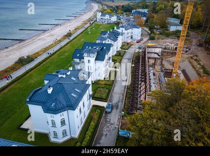 Heiligendamm, Deutschland. Oktober 2021. Die Häuser der sogenannten Perlenkette am Ostseestrand von Heiligendamm und die Kolonnaden werden saniert. (Luftaufnahme mit Drohne) die Perlenkette besteht aus sieben Strandvillen entlang der Küste östlich des Grand Hotels. Jahrzehntelang waren die historischen Villen und Behausungshäuser, die Mitte des 19. Jahrhunderts erbaut wurden, unbewohnt und verfielen. (To dpa 'Heiligendamm: Fünfte Villa der Perlenschnur wird bald komplett restauriert') Quelle: Jens Büttner/dpa-Zentralbild/dpa/Alamy Live News Stockfoto