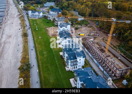 Heiligendamm, Deutschland. Oktober 2021. Die Häuser der sogenannten Perlenkette am Ostseestrand von Heiligendamm und die Kolonnaden werden saniert. (Luftaufnahme mit Drohne) die Perlenkette besteht aus sieben Strandvillen entlang der Küste östlich des Grand Hotels. Jahrzehntelang waren die historischen Villen und Behausungshäuser, die Mitte des 19. Jahrhunderts erbaut wurden, unbewohnt und verfielen. (To dpa 'Heiligendamm: Fünfte Villa der Perlenkette wird bald komplett restauriert') Quelle: Jens Büttner/dpa-Zentralbild/dpa/Alamy Live News Stockfoto