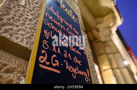 Dresden, Deutschland. November 2021. Ein Schild vor einem Café weist auf die 2G-Regel hin. Sachsen wird die 2G-Regel ab 08.11.2021 in Teilen des öffentlichen Lebens umsetzen. Dies ist der zentrale Punkt der neuen Corona-Schutzverordnung, die das Landeskabinett am 5. November in Dresden beschlossen hat. Quelle: Robert Michael/dpa-Zentralbild/dpa/Alamy Live News Stockfoto