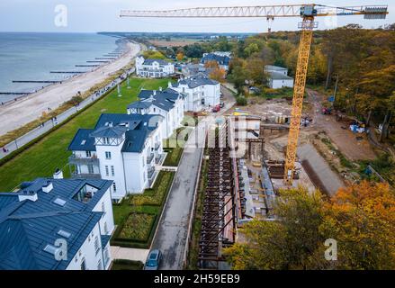 Heiligendamm, Deutschland. Oktober 2021. Die Häuser der sogenannten Perlenkette am Ostseestrand von Heiligendamm und die Kolonnaden werden saniert. (Luftaufnahme mit Drohne) die Perlenkette besteht aus sieben Strandvillen entlang der Küste östlich des Grand Hotels. Jahrzehntelang waren die historischen Villen und Behausungshäuser, die Mitte des 19. Jahrhunderts erbaut wurden, unbewohnt und verfielen. (To dpa 'Heiligendamm: Fünfte Villa der Perlenschnur wird bald komplett restauriert') Quelle: Jens Büttner/dpa-Zentralbild/dpa/Alamy Live News Stockfoto