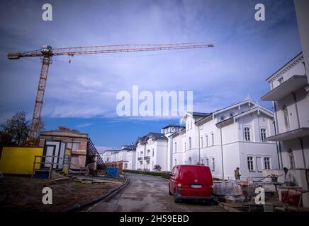 Heiligendamm, Deutschland. Oktober 2021. Die Häuser der so genannten Perlenkette am Ostseestrand von Heiligendamm werden neu entwickelt. Die Perlenkette besteht aus sieben Strandvillen an der Küste östlich des Grand Hotels. Jahrzehntelang waren die historischen Villen und Behausungen, die Mitte des 19. Jahrhunderts erbaut wurden, unbewohnt und verfiel. (To dpa 'Heiligendamm: Fünfte Villa der Perlenkette wird bald komplett restauriert') Quelle: Jens Büttner/dpa-Zentralbild/dpa/Alamy Live News Stockfoto