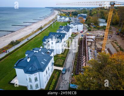 Heiligendamm, Deutschland. Oktober 2021. Die Häuser der sogenannten Perlenkette am Ostseestrand von Heiligendamm und die Kolonnaden werden saniert. (Luftaufnahme mit Drohne) die Perlenkette besteht aus sieben Strandvillen entlang der Küste östlich des Grand Hotels. Jahrzehntelang waren die historischen Villen und Behausungshäuser, die Mitte des 19. Jahrhunderts erbaut wurden, unbewohnt und verfielen. (To dpa 'Heiligendamm: Fünfte Villa der Perlenschnur wird bald komplett restauriert') Quelle: Jens Büttner/dpa-Zentralbild/dpa/Alamy Live News Stockfoto