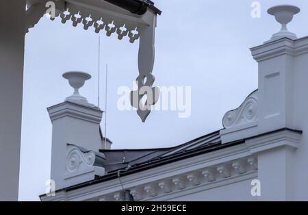 Heiligendamm, Deutschland. Oktober 2021. Die aufwendigen Dekorationen auf den Dächern der Häuser der sogenannten Perlenkette am Ostseestrand von Heiligendamm. Die Perlenkette besteht aus sieben Strandvillen an der Küste östlich des Grand Hotels. Jahrzehntelang waren die historischen Villen und Behausungshäuser, die Mitte des 19. Jahrhunderts erbaut wurden, unbewohnt und verfielen. (To dpa 'Heiligendamm: Fünfte Villa der Perlenkette wird bald restauriert') Quelle: Jens Büttner/dpa-Zentralbild/dpa/Alamy Live News Stockfoto