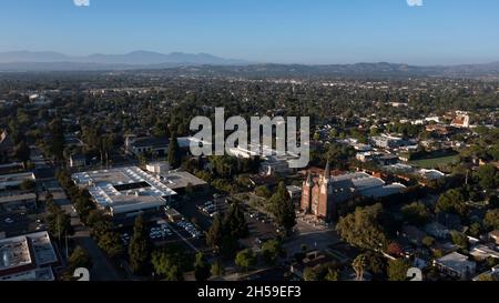 Tagesansicht der historischen Skyline der Stadt Orange, Kalifornien, USA. Stockfoto