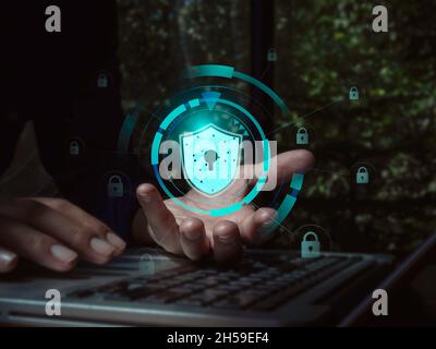Sichere Daten, Internet-Sicherheit Datenschutz mit Business-Technologie-Privacy-Konzept. Virtuelles Sicherheitssymbol, Schutzschild, Vorhängeschloss bei Verbindung mit dem Cyber-Netzwerk Stockfoto