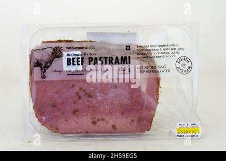 Johannesburg, Südafrika - Woolworths Food Beef Pastrami isoliert auf einem klaren Hintergrund Stockfoto