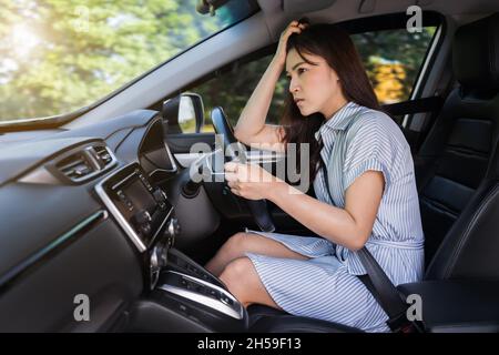 Betonte Frau Fahrer in einem Auto sitzen Stockfoto
