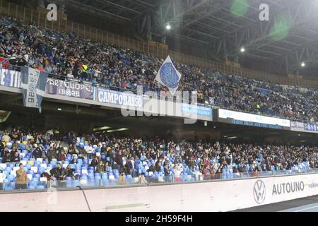 Neapel, Italien. November 2021. Aktion während des Fußballmatches zwischen SSC Napoli und HELLAS VERONA im Diego Armando Maradona Stadium in Napoli.Endergebnis Napoli gegen HELLAS VERONA 1:1.in Bild Unterstützer des SSC NAPOLI (Foto: Salvatore Esposito/Pacific Press) Quelle: Pacific Press Media Production Corp./Alamy Live News Stockfoto