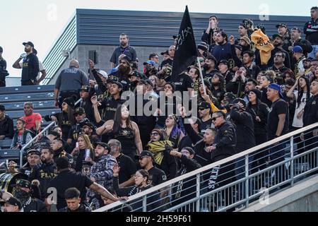 Denver, Colorado, USA, 7. November 2021, Los Angeles FC-Fans im Dick’s Sporting Goods Park (Foto: Marty Jean-Louis) Quelle: Marty Jean-Louis/Alamy Live News Stockfoto