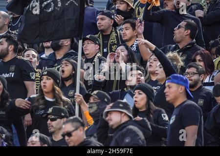 Denver, Colorado, USA, 7. November 2021, Los Angeles FC-Fans im Dick’s Sporting Goods Park (Foto: Marty Jean-Louis) Quelle: Marty Jean-Louis/Alamy Live News Stockfoto