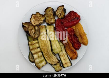 Gegrilltes Gemüse in einem Gericht auf weißem Hintergrund isoliert mischen. Blick von oben Stockfoto