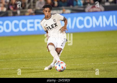 Denver, Colorado, USA, 7. November 2021, Los Angeles FC Forward Latif Blessing #8 macht einen Pass in Dicks Sporting Goods Park (Foto: Marty Jean-Louis) Quelle: Marty Jean-Louis/Alamy Live News Stockfoto