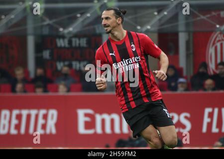 Mailand, Italien. November 2021. Zlatan Ibrahimovic vom AC Mailand in Aktion während des Fußballspiels der Serie A zwischen dem AC Mailand und dem FC Internazionale im Giuseppe-Meazza-Stadion, am 07. November 2021 in Mailand, Italien (Foto von Mairo Cinquetti/Pacific Press) Quelle: Pacific Press Media Production Corp./Alamy Live News Stockfoto