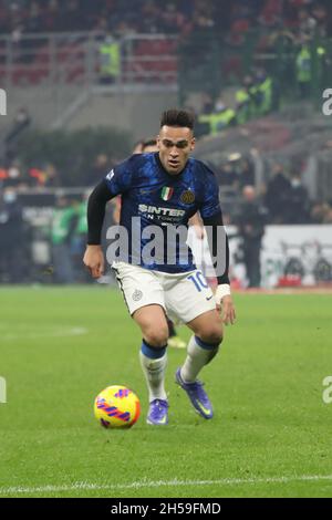 Mailand, Italien. November 2021. Lautaro Martinez von Inter in Aktion während des Fußballspiels der Serie A zwischen AC Mailand und dem FC Internazionale im Giuseppe-Meazza-Stadion, am 07. November 2021 in Mailand, Italien (Foto: Mairo Cinquetti/Pacific Press) Quelle: Pacific Press Media Production Corp./Alamy Live News Stockfoto