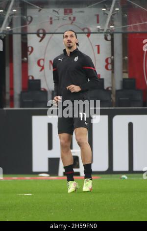 Mailand, Italien. November 2021. Zlatan Ibrahimovic vom AC Mailand in Aktion während des Fußballspiels der Serie A zwischen dem AC Mailand und dem FC Internazionale im Giuseppe-Meazza-Stadion, am 07. November 2021 in Mailand, Italien (Foto von Mairo Cinquetti/Pacific Press) Quelle: Pacific Press Media Production Corp./Alamy Live News Stockfoto