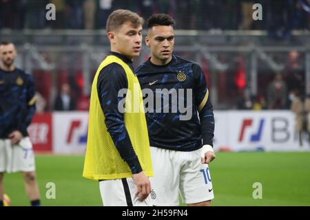 Mailand, Italien. November 2021. Nicolò Barella von Inter, Lautaro Martinez von Inter in Aktion während des Fußballspiels der Serie A zwischen dem AC Mailand und dem FC Internazionale im Giuseppe Meazza-Stadion, am 07. November 2021 in Mailand, Italien (Foto: Mairo Cinquetti/Pacific Press) Credit: Pacific Press Media Production Corp./Alamy Live News Stockfoto