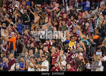 Denver, Colorado, USA, 7. November 2021, Fans von Colorado Rapids im Dick’s Sporting Goods Park (Foto: Marty Jean-Louis) Quelle: Marty Jean-Louis/Alamy Live News Stockfoto