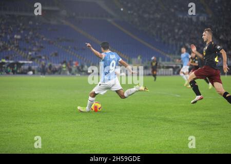 Rom, Italien. November 2021. Italien: Fußball. Im Stadio Olimpico von Rom schlug Latium die Salernitana 3-0 für die italienische Serie A mit dem Tor von Ciro Immobile, Pedro und Luis Alberto. In diesem Bild: Pedro (Foto von Paolo Pizzi/Pacific Press) Quelle: Pacific Press Media Production Corp./Alamy Live News Stockfoto