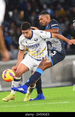 Neapel, Italien. November 2021. Napoli, Italien 7.11.2021Juan Jesus e Samuel Di Carmine während des Spiels The Serie A Match zwischen SSC. Napoli und Hellas Verona im Stadio Diego Armando Maradona (Foto: Agostino Gemito/ Pacific Press) Quelle: Pacific Press Media Production Corp./Alamy Live News Stockfoto