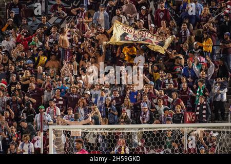 Denver, Colorado, USA, 7. November 2021, Fans von Colorado Rapids im Dick’s Sporting Goods Park (Foto: Marty Jean-Louis) Quelle: Marty Jean-Louis/Alamy Live News Stockfoto