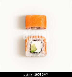 Flache Lage von zwei Philadelphia Rollen isoliert auf weiß. Blick von oben auf Sushi mit Lachs und Frischkäse Stockfoto