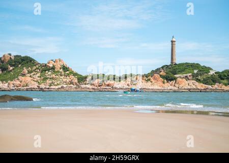Landschaftlich schöner Blick auf den Leuchtturm an der schönen Küste mit großen Steinen. Die Schönheit der Natur. Erstaunliche Orte in der Welt. bucht mit kristallklarem Wasser Stockfoto
