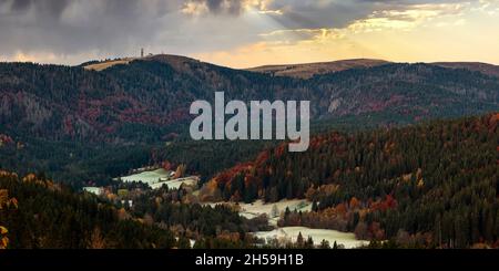 Blick über den Bärental auf den Feldberggipfel im Herbst im Schwarzwald Stockfoto