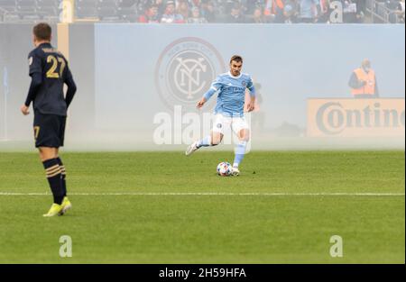 New York, Usa. November 2021. James Sandts (16) von NYCFC kontrolliert den Ball im letzten Spiel der Saison gegen Philadelphia Union im Yankee-Stadion. Spiel endete in Auslosung 1 - 1. (Foto von Lev Radin/Pacific Press) Quelle: Pacific Press Media Production Corp./Alamy Live News Stockfoto