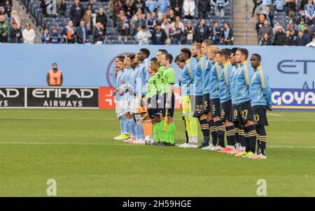 New York, Usa. November 2021. Die Mannschaftskollegen von NYCFC und Philadelphia Union hören vor dem letzten Spiel der Saison im Yankee-Stadion die Nationalhymne. Castellanos erzielte während des Spiels ein Tor und gewann den Goldenen Stiefel der Saison 2021 als Torschützenkönig. Spiel endete in Auslosung 1 - 1. (Foto von Lev Radin/Pacific Press) Quelle: Pacific Press Media Production Corp./Alamy Live News Stockfoto