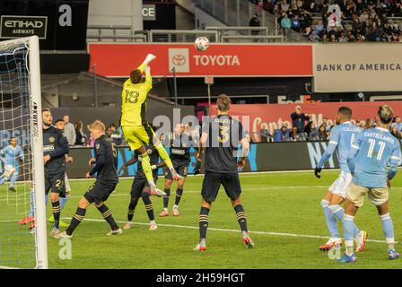 New York, Usa. November 2021. Torwart Andre Blake (18) von Philadelphia Union rettet am 7. November 2021 im Yankee-Stadion in New York im letzten Spiel der Saison gegen den NYCFC. (Foto: Lev Radin/Sipa USA) (Foto: Lev Radin/Pacific Press) Quelle: Pacific Press Media Production Corp./Alamy Live News Stockfoto