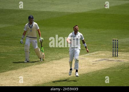 8. November 2021; Melbourne Cricket Ground, Yarra Park, Melbourne, Victoria, Australien: Sheffield Shield Cricket, Victoria gegen New South Wales: James Pattinson von Victoria ruft zu einem Wicket auf Stockfoto