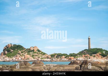 Landschaftlich schöner Blick auf den Leuchtturm an der schönen Küste mit großen Steinen. Die Schönheit der Natur. Erstaunliche Orte in der Welt. bucht mit kristallklarem Wasser Stockfoto